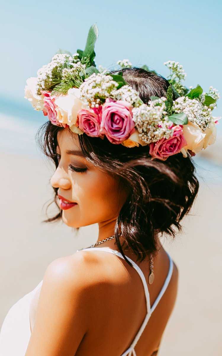 Девушка в венке из роз