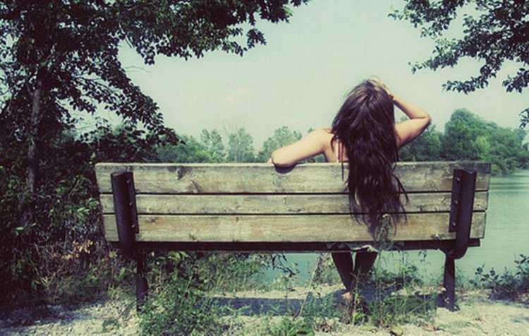 Девушка на скамейке спиной
