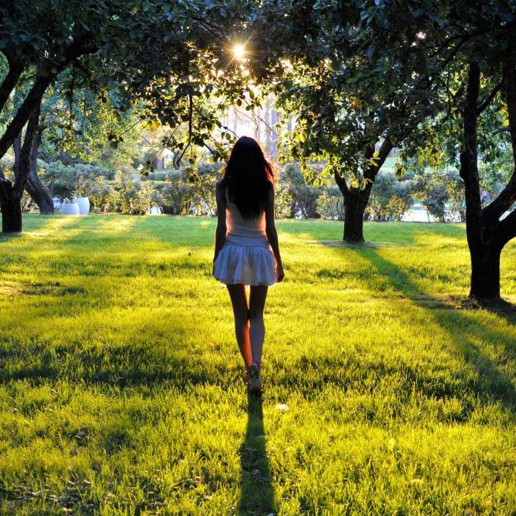 Девушка на природе со спины