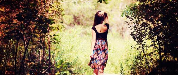 Брюнетка со спины в лесу