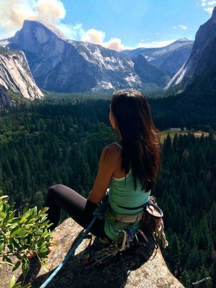 Красивая девушка в горах