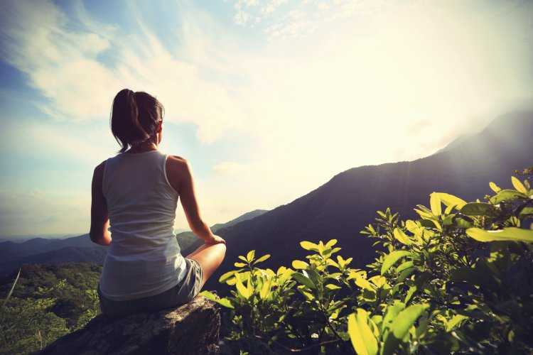 Девушка на горе со спины