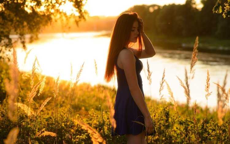 Шатенка на природе