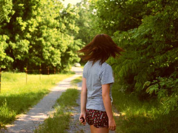 Фото девушки со спины