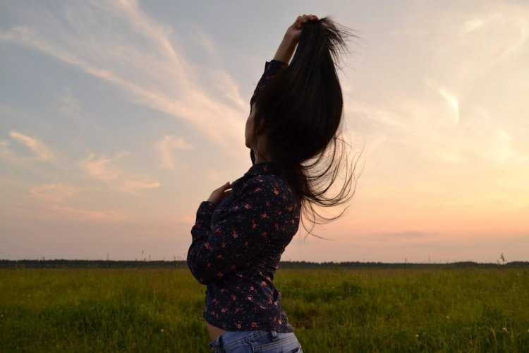 Брюнетка со спины