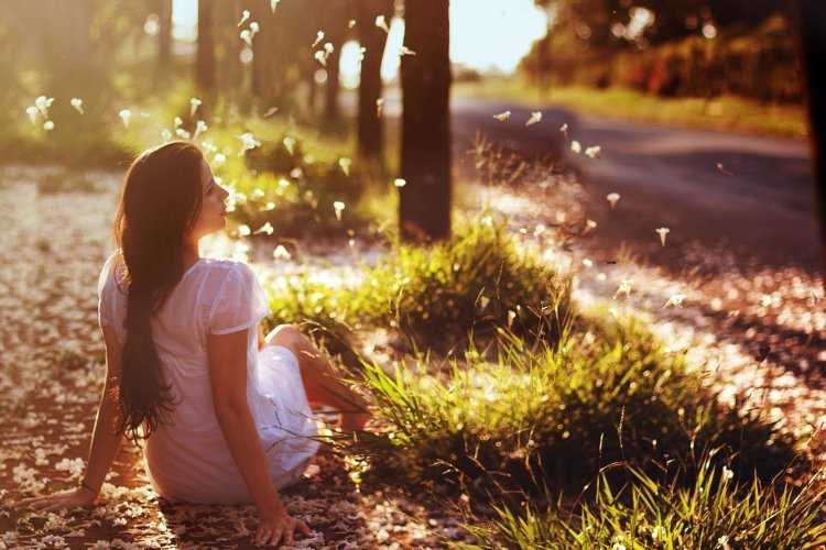 Красивые девушки на природе спиной