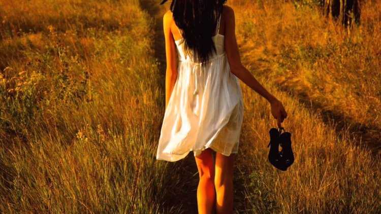 Девушка брюнетка со спины на природе28