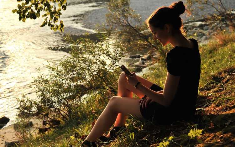 Задумчивая девушка на природе