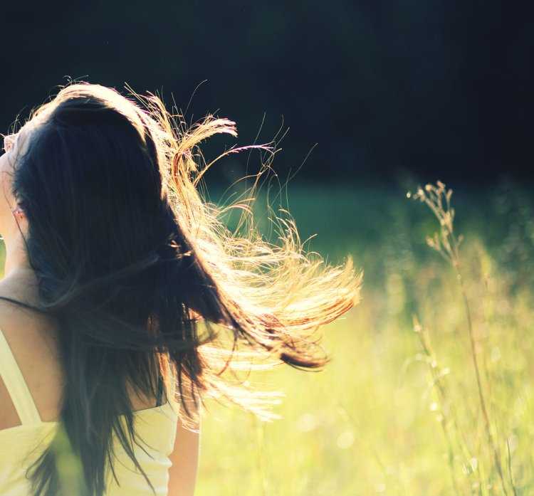 Брюнетка Весна со спины