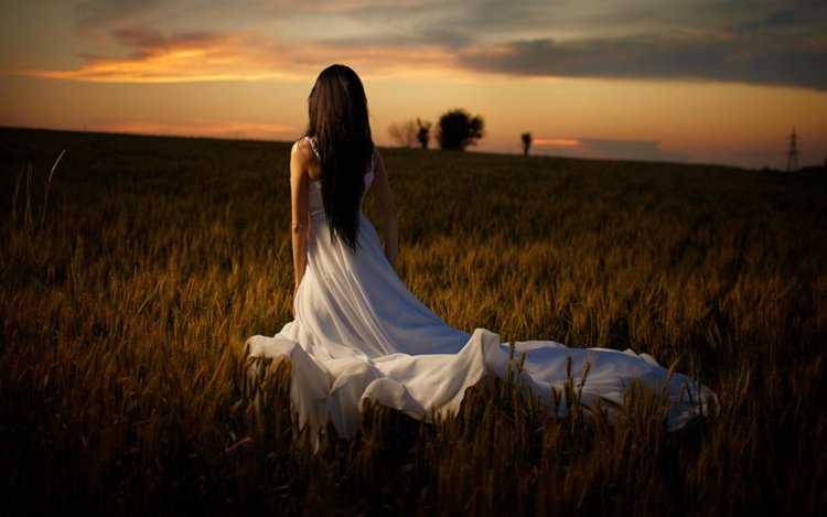 Девушка в поле