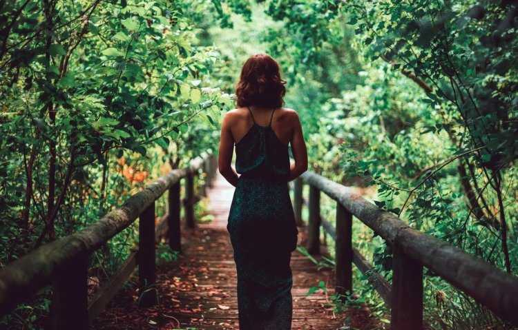 Девушка на природе со спины