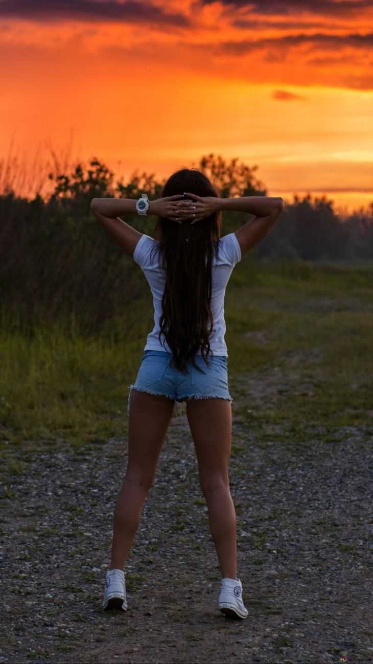 Девушка брюнетка со спины на природе39