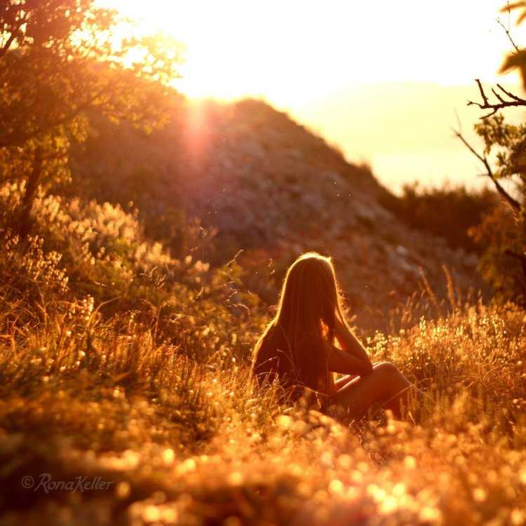 Девушка сзади на природе