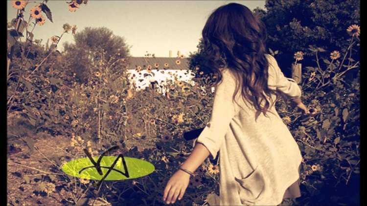 Брюнетка Весна со спины