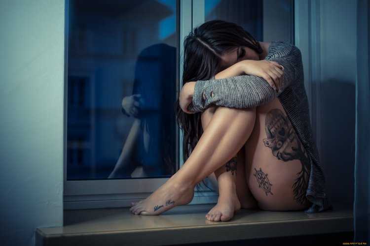 Девушка грустит