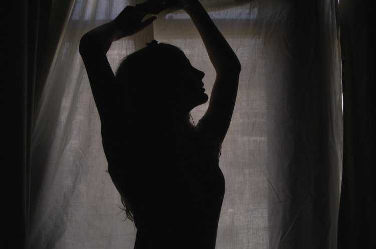 Силуэт девушки на фоне окна
