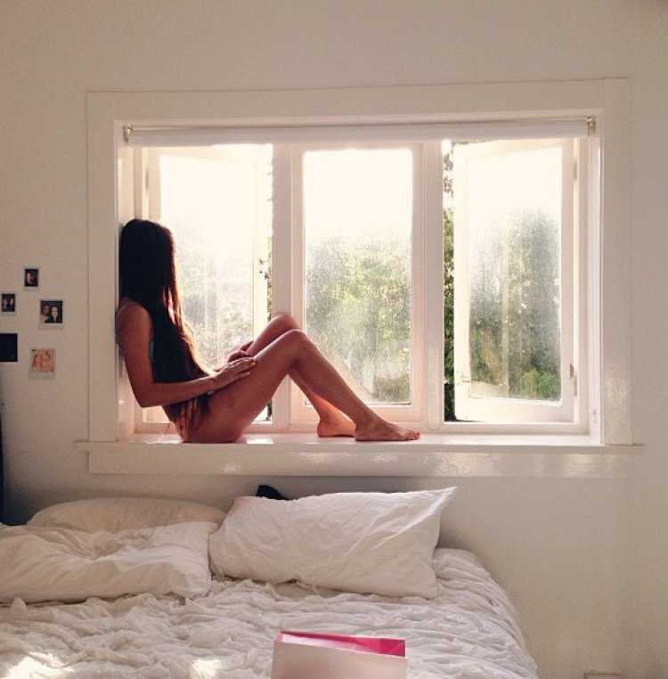 Девушка в квартире