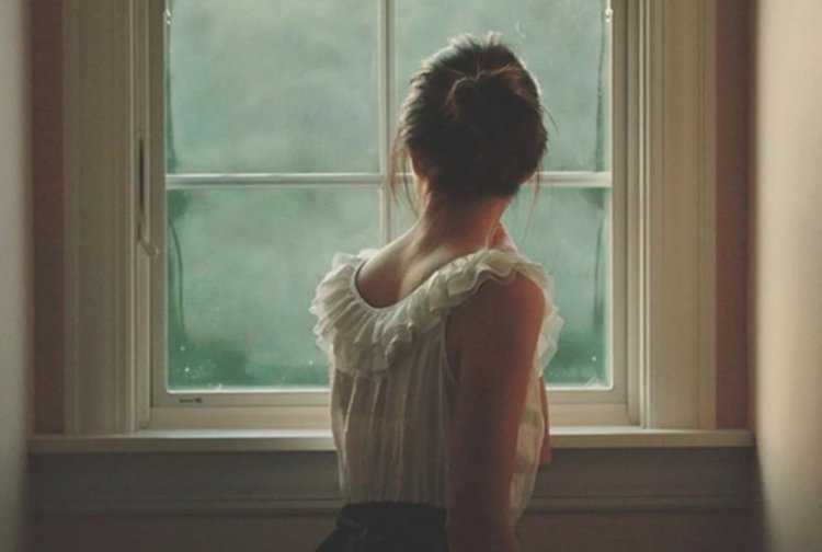 Девушка брюнетка у окна спиной64