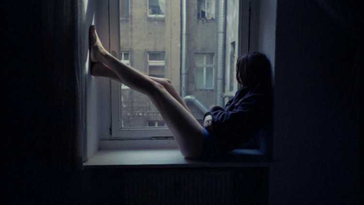 Брюнетка на подоконнике