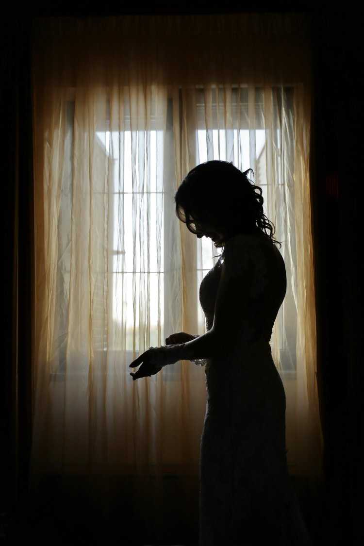 Женский силуэт в окне