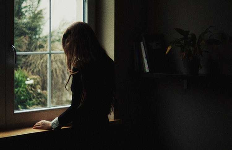 Девушка у окна грусть