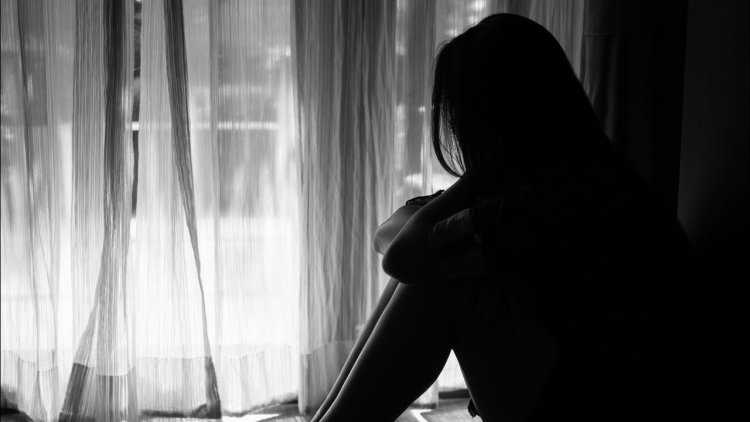 Одинокая девушка в темноте