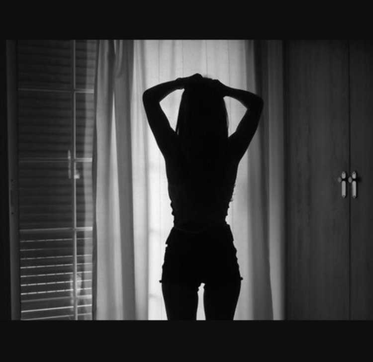 Девушка в полумраке спиной