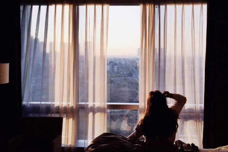 Девушка у панорамного окна