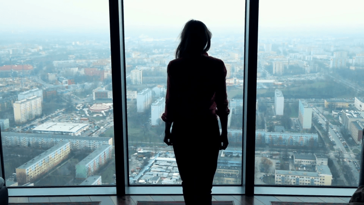 Девушка вид из окна