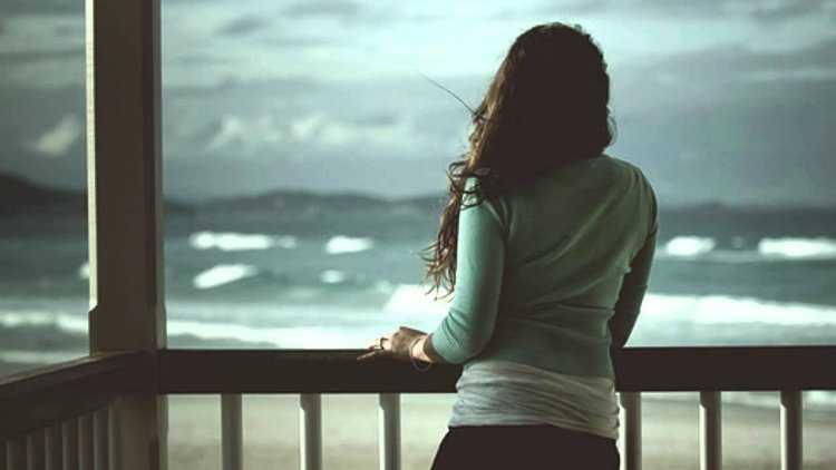 Женщина одинокая сзади