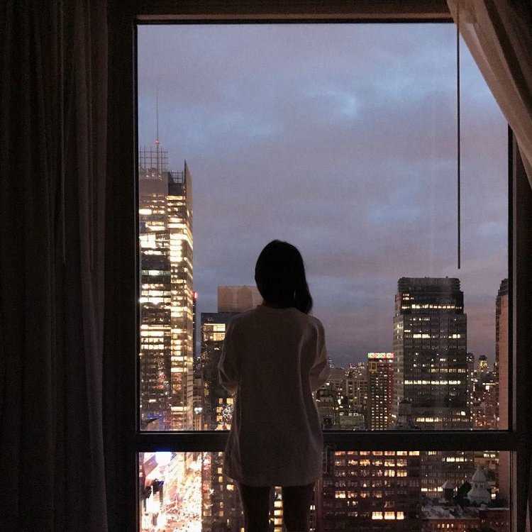 Девушка ночью у окна