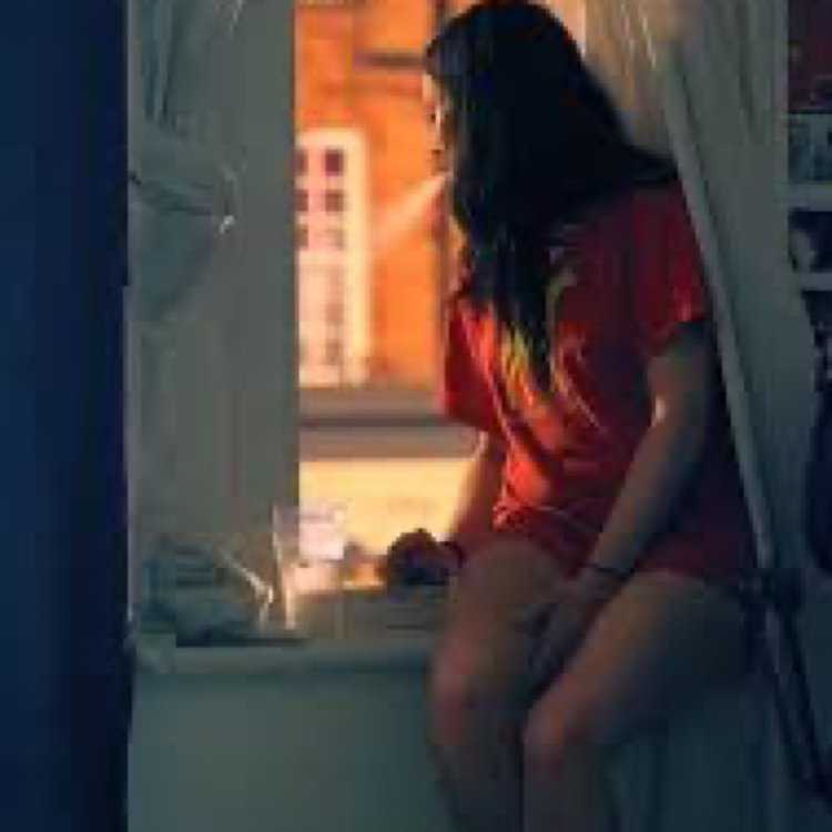 Брюнетка у окна