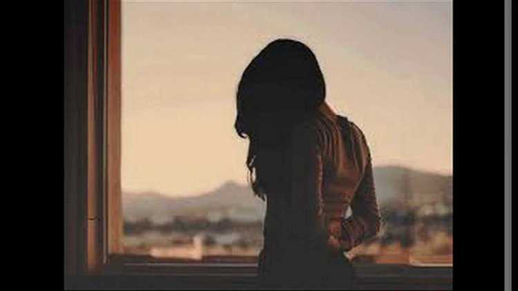 Девушка со спины у окна брюнетка