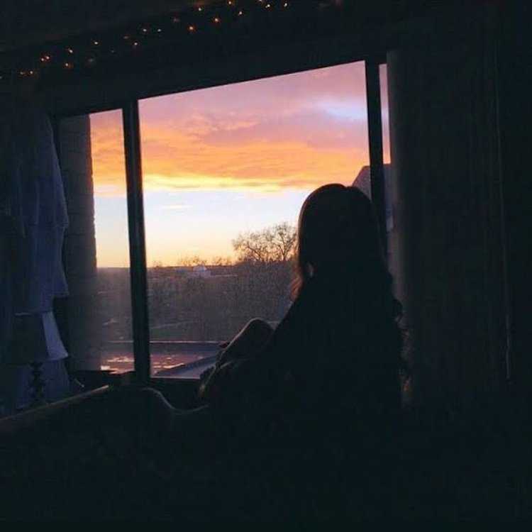 Девушка на окне в темноте