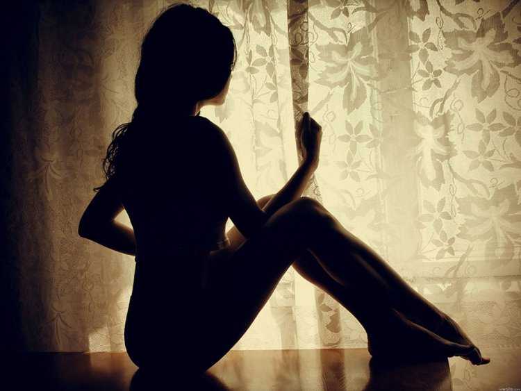 Девушка брюнетка у окна спиной24