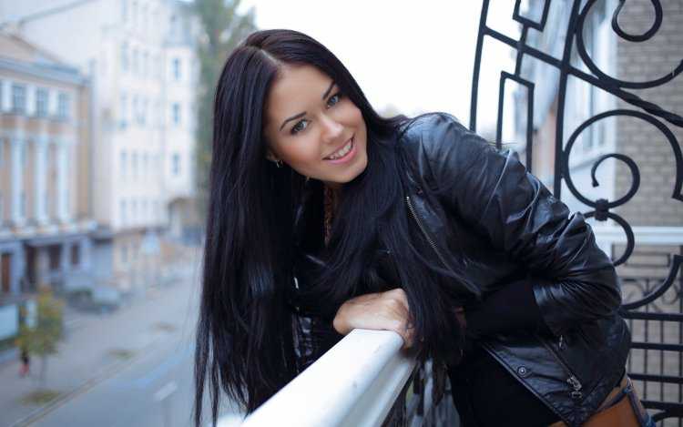 Девушка брюнетка улыбающаяся34