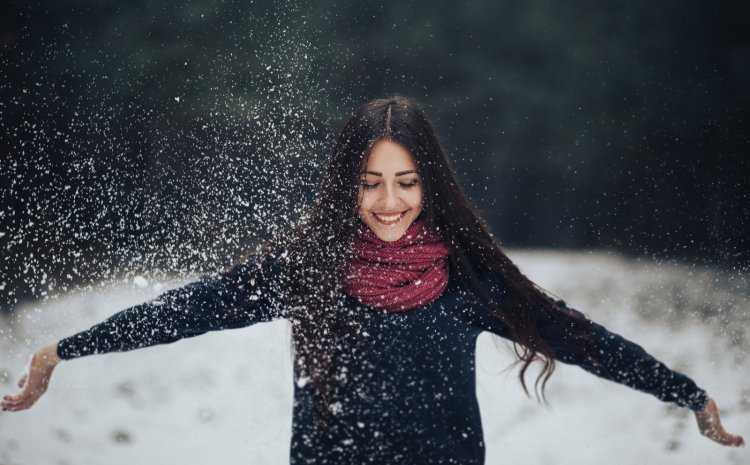 Девушка в снегу