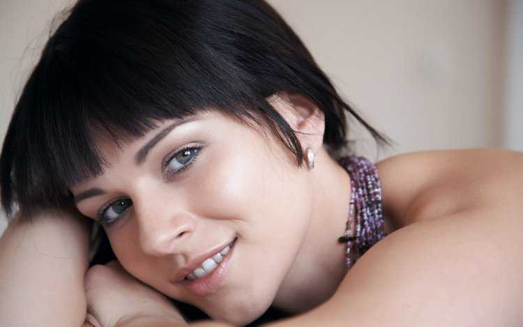 Красивое лицо девушки