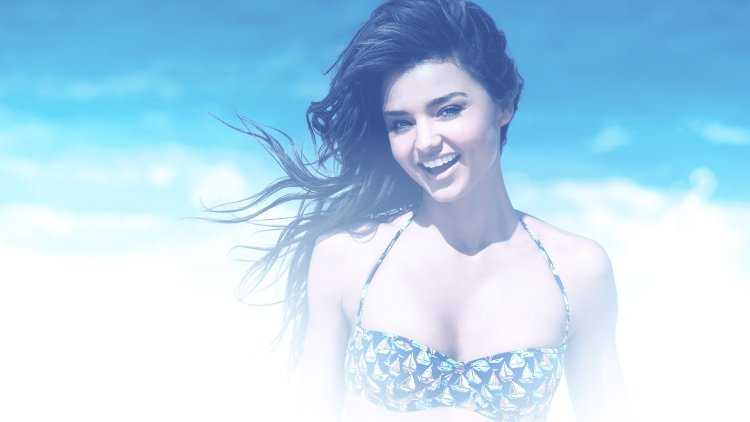 Красивая девушка на голубом фоне