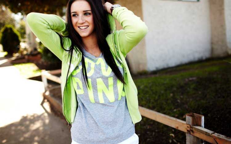 Брюнетка улыбка