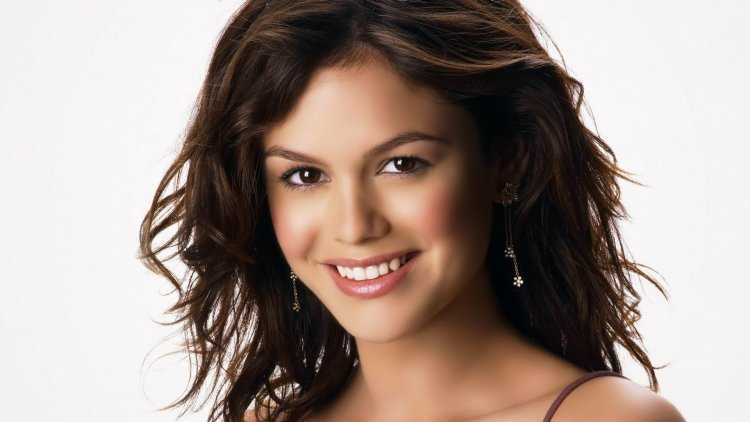 Рэйчел Билсон улыбка