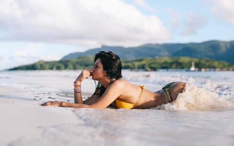 Девушка лежит на море