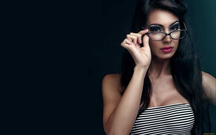 Девушка в очках
