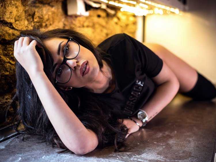 Черноволосые девушки в очках