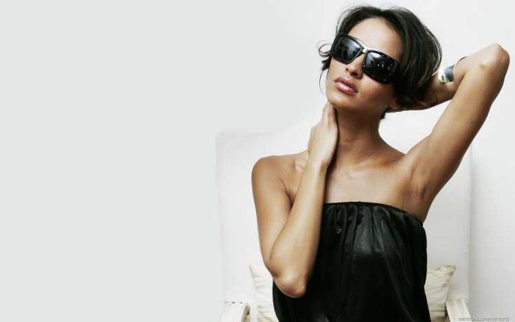 Девушка в очках обои