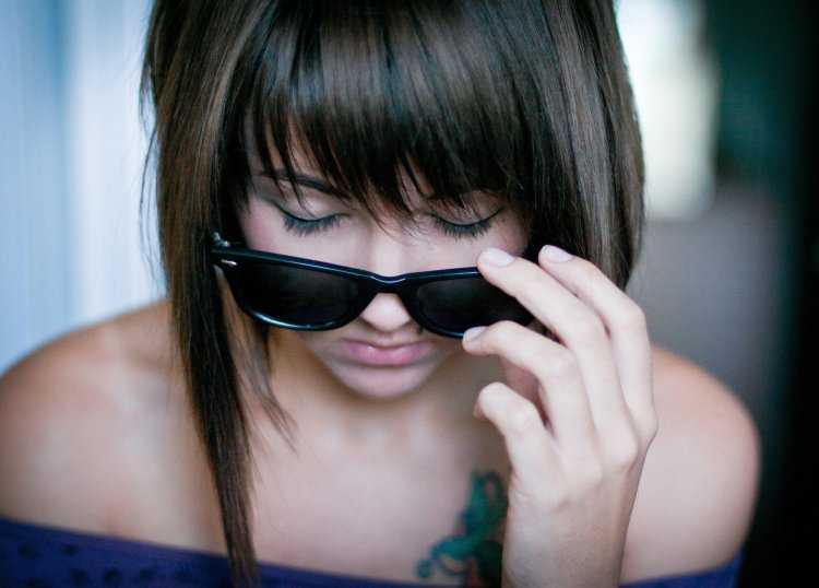 Девушка брюнетка в черных очках48