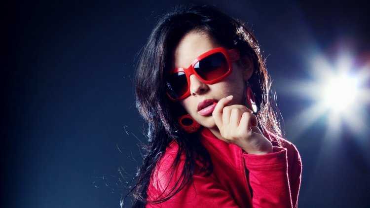 Девушка в темных очках