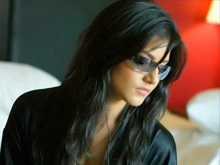 Девушка брюнетка в черных очках51