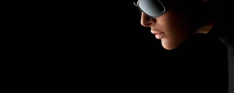 Женщина в очках фон черный