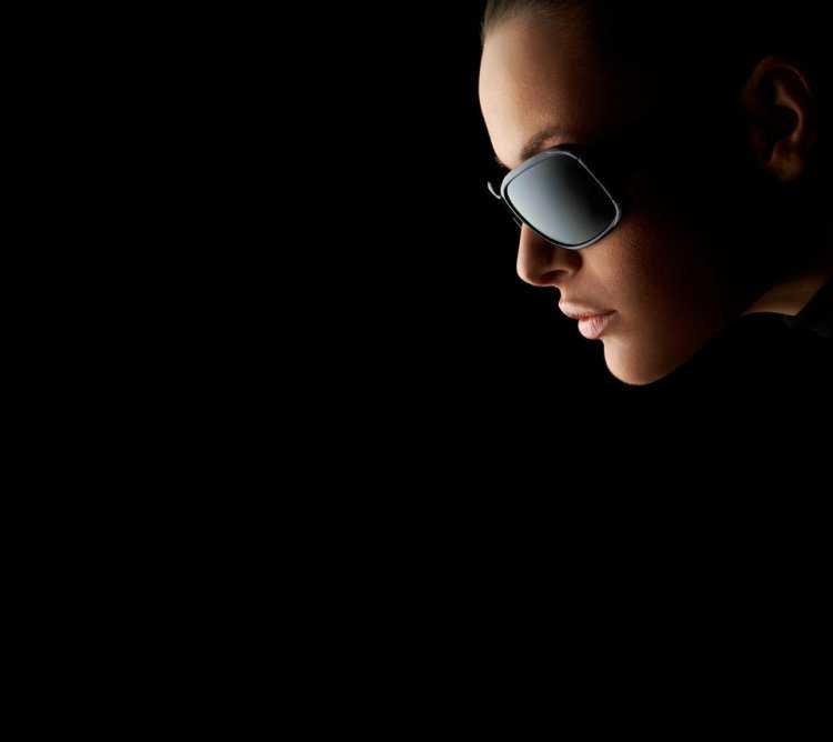 Девочка в темных очках